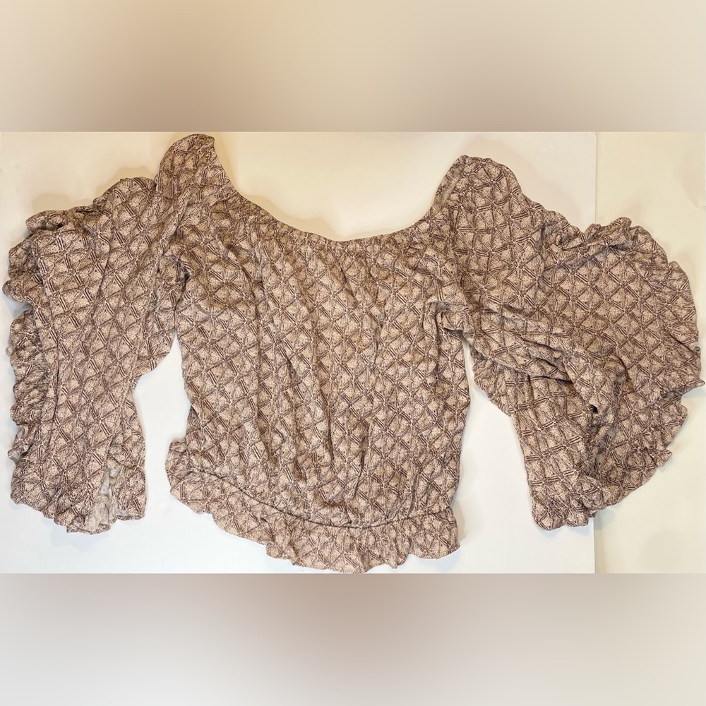 Cropped casual top with large flowing sleeve - Picture 4 of 4